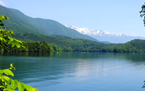 仁科三湖のうち最も北に位置し、最大の面積をもつ青木湖〈20分〉