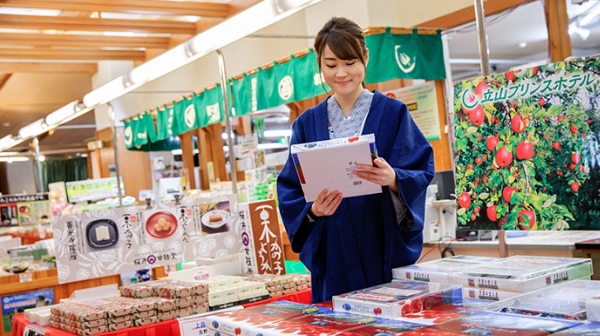 売店で信州立山のお土産を選ぶ